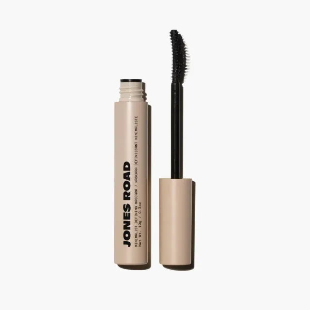 Jones Road Minimalist Defining Mascara noir tenue naturelle