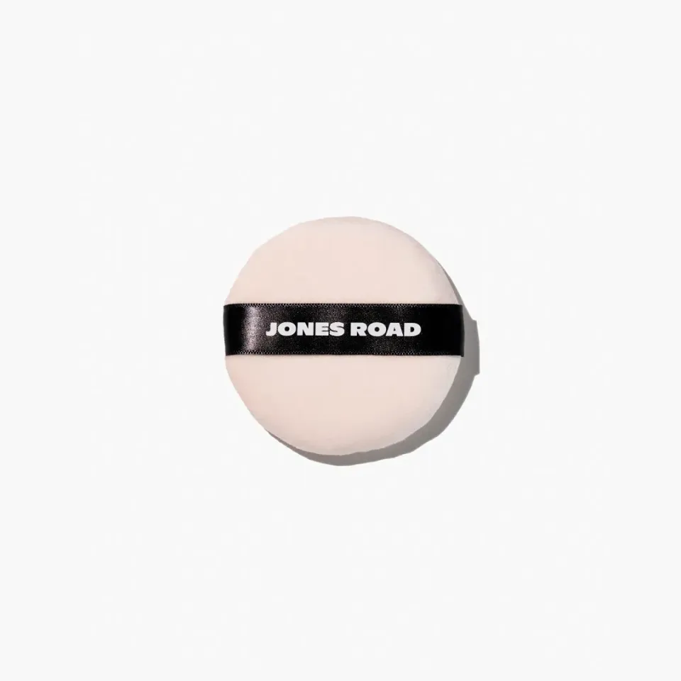 Jones Road The Powder Puff houppette poudre douce précision