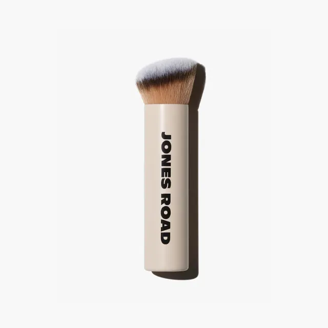 Jones Road The Face Blending Brush pinceau teint biseauté